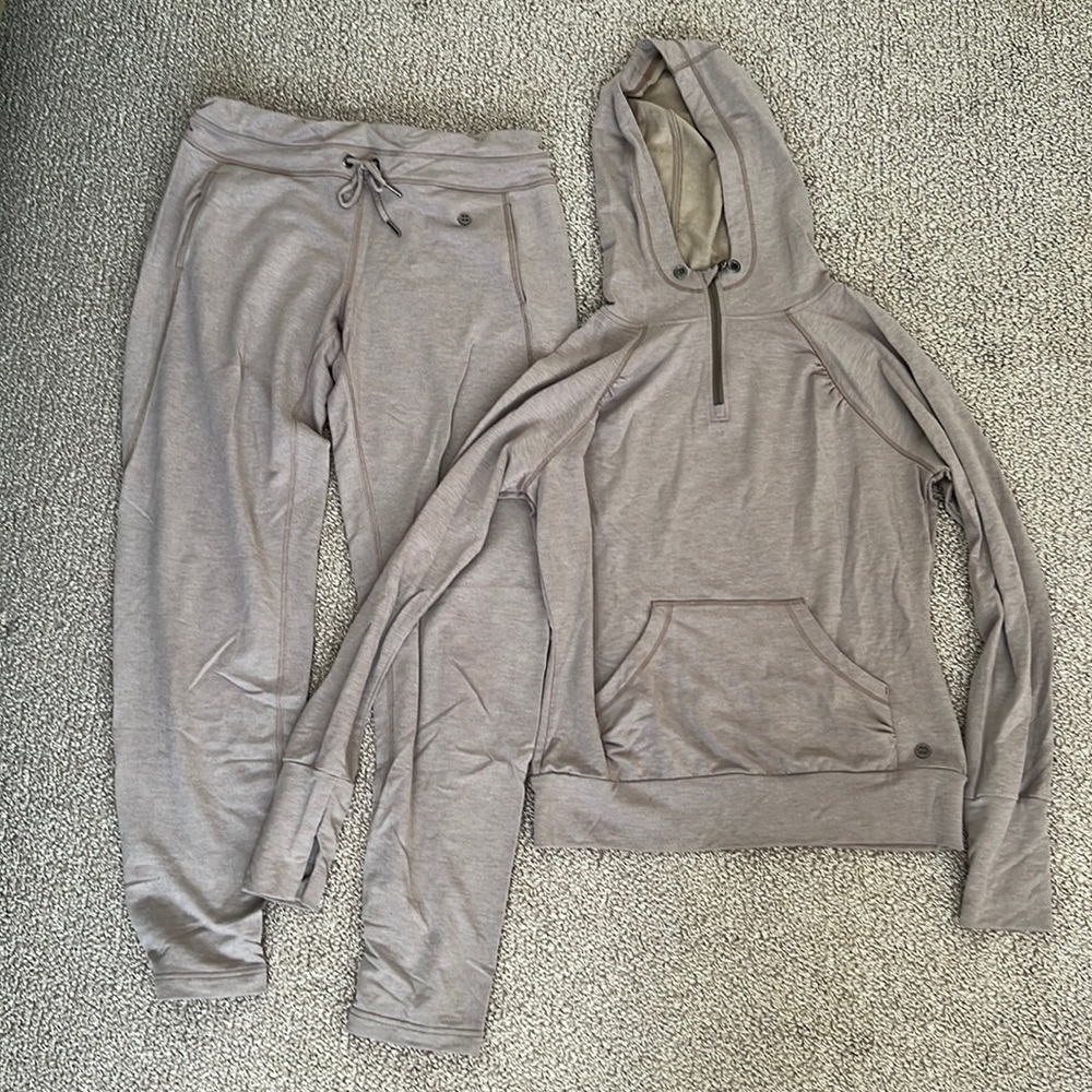Matchy matchy! A cute and comfortable sweaty Betty sweatsuit.